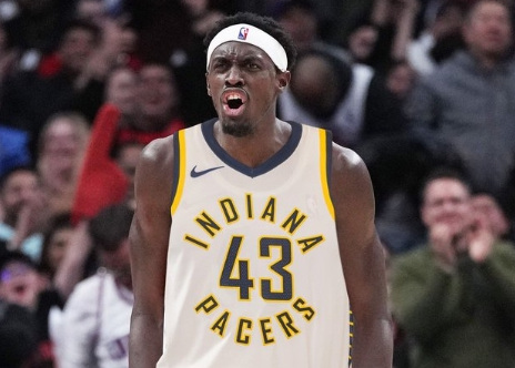 西亚卡姆调侃哈利伯顿:他偷走了我好多篮板,他的表现不可思议